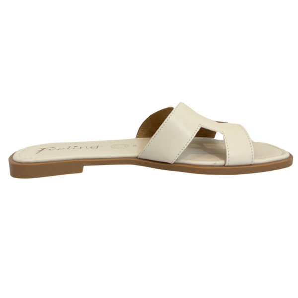 Sandalias dupe con una H enfrente. Color crema Nude Beige