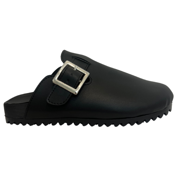 Slip-on color negro con herraje en color plateado.