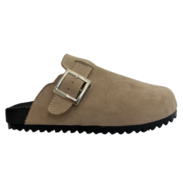 Slip-on color camel con herraje en color plateado