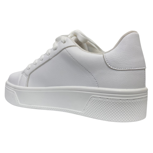 Tenis blancos con distintivo de la marca en color dorado. Los tenis mas cómodos y versátiles para combinar en tu día a día con todos tus outfits.