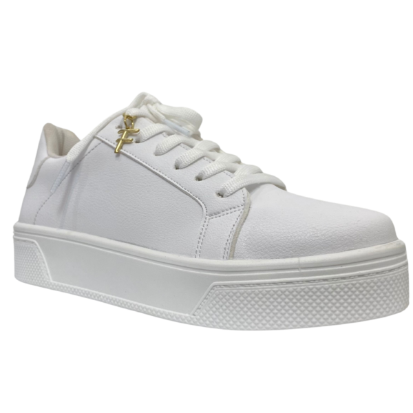 Tenis blancos con distintivo de la marca en color dorado. Los tenis mas cómodos y versátiles para combinar en tu día a día con todos tus outfits.