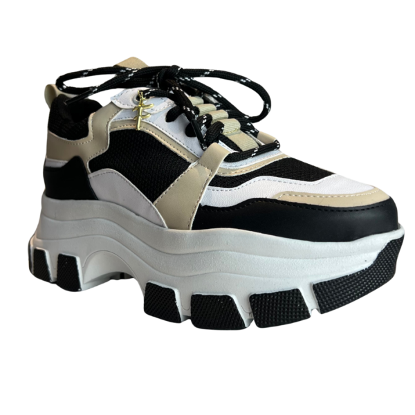 Tenis negros con beige de plataforma