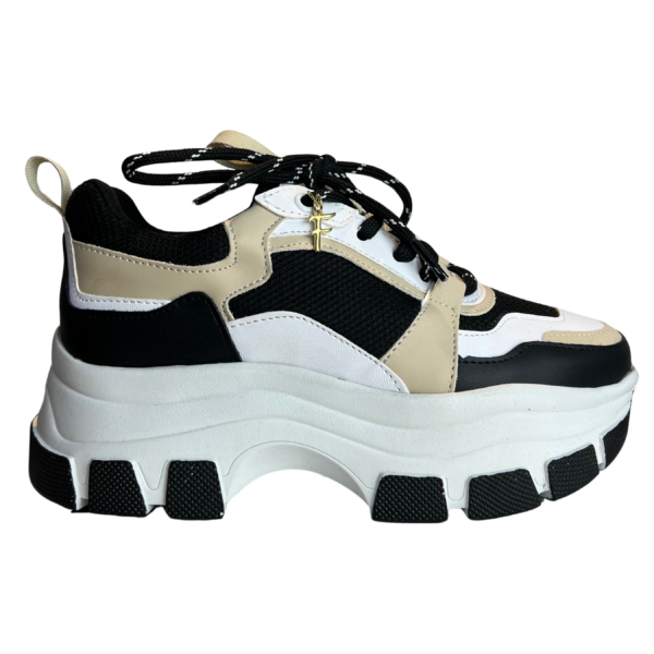 Tenis negros con beige de plataforma