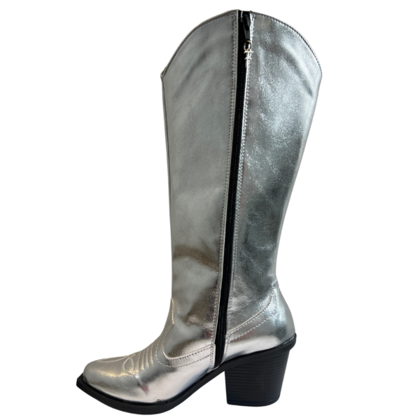 Botas cowboy plata con suela negra y bordado