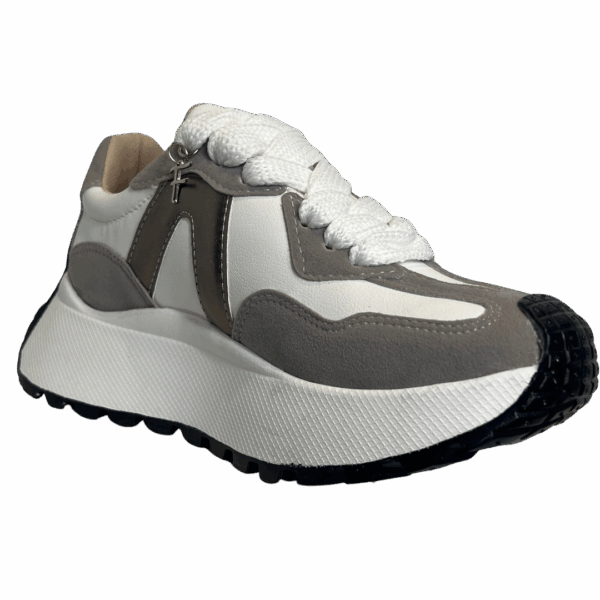 Tenis con plataforma chunky en color blanco con gris y plateado