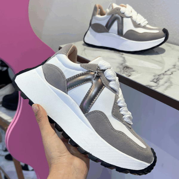 Tenis con plataforma chunky en color blanco con gris y plateado